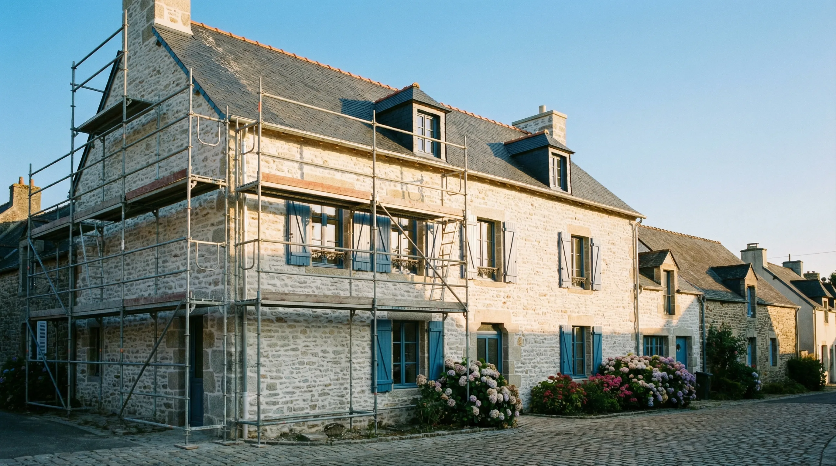 Ravalement facade bretonne avec echafaudage